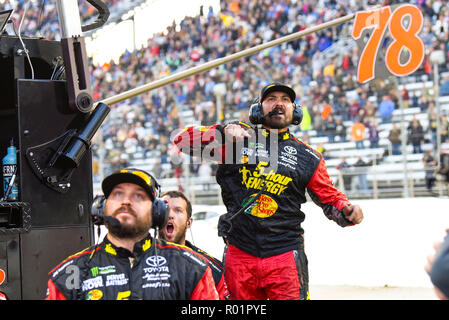 Oct 28, 2018 - Ridgeway, Virginia, USA-NASCAR Monster Energy Cup Pit Crew Mitglieder für Fahrer Martin Truex jr. Reagieren auf Truex während der letzten Runde des 2018 Erste Daten 500 bei Martinsville Speedway von seinem Konkurrenten Joey Logano schlagen. (Bild: © Ed Clemente/ZUMA Draht) Stockfoto