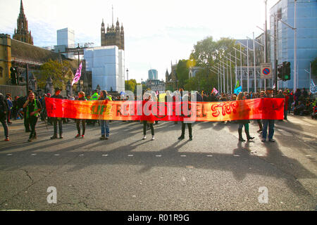 London, Großbritannien. 31. Oktober, 2018. Klimawandel Demonstranten, blockieren Straßen rund um den Parliament Square, London, UK Credit: Natasha Quarmby/Alamy leben Nachrichten Stockfoto