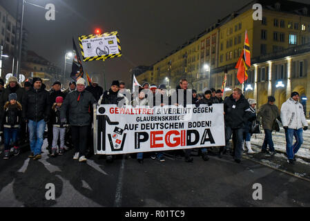 Pegida, Deutschland. 23 Jan, 2017. Anhänger der Pegida werden gesehen, halten ein Banner während des Protestes. Die Pegida (Patriotische Europäer gegen die Islamisierung des Westens) wöchentlichen Protest am Neumarkt. Credit: Omar Marques/SOPA Images/ZUMA Draht/Alamy leben Nachrichten Stockfoto