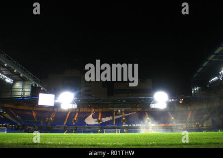 London, Großbritannien. 31. Oktober 2018. Eine allgemeine Ansicht von innen die Stamford Bridge vor dem Spiel. EFL Carabao Cup, Round 4 übereinstimmen, Chelsea v Derby County an der Stamford Bridge in London am Mittwoch, den 31. Oktober 2018. Dieses Bild dürfen nur für redaktionelle Zwecke verwendet werden. Nur die redaktionelle Nutzung, eine Lizenz für die gewerbliche Nutzung erforderlich. Keine Verwendung in Wetten, Spiele oder einer einzelnen Verein/Liga/player Publikationen. pic von Steffan Bowen/Andrew Orchard sport Fotografie/Alamy leben Nachrichten Stockfoto