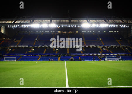 London, Großbritannien. 31. Oktober 2018. Eine allgemeine Ansicht von innen die Stamford Bridge vor dem Spiel. EFL Carabao Cup, Round 4 übereinstimmen, Chelsea v Derby County an der Stamford Bridge in London am Mittwoch, den 31. Oktober 2018. Dieses Bild dürfen nur für redaktionelle Zwecke verwendet werden. Nur die redaktionelle Nutzung, eine Lizenz für die gewerbliche Nutzung erforderlich. Keine Verwendung in Wetten, Spiele oder einer einzelnen Verein/Liga/player Publikationen. pic von Steffan Bowen/Andrew Orchard sport Fotografie/Alamy leben Nachrichten Stockfoto