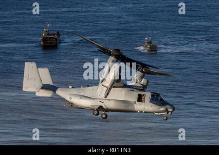 Byneset, Norwegen. 30. Oktober, 2018. Ein US-Marines Osprey aircraft Ansätze während eines NATO-amphibische Landung am Strand während der Übung Trident Zeitpunkt 18. Oktober 30, 2018 in Trondheim, Norwegen zu landen. Die multi-nationale Übung ist die größte NATO-Übung seit 2015 und umfasst mehr als 50.000 militärische Mitglieder aus 31 Ländern. Credit: Planetpix/Alamy leben Nachrichten Stockfoto