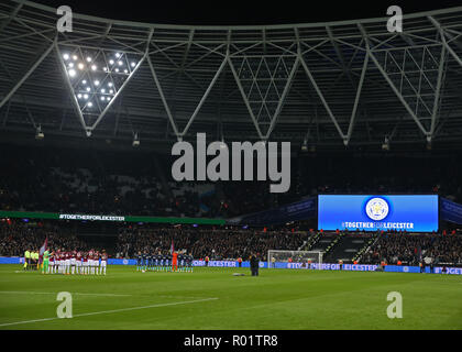 Das Stadion in London, London, Großbritannien. 31 Okt, 2018. Carabao Fussball-WM, Achtelfinale, West Ham United gegen Tottenham Hotspur; beide Teams eine Schweigeminute vor Spielbeginn, in Erinnerung an diejenigen, die ihr Leben in der Absturz eines Hubschraubers außerhalb der King Power Stadion Credit: Aktion plus Sport/Alamy Leben Nachrichten verloren Stockfoto