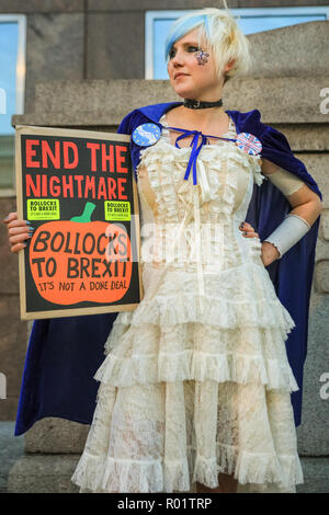 Bahnhof London Bridge, London, UK, 31. Okt 2018. Aktivist und Schriftsteller Madeleina Kay. Aktivisten aus anti-Brexit Gruppe' Nr. 10 Mahnwache Protest außerhalb der London Bridge Station mit Plakaten, Bannern und Musik. und Broschüren. Credit: Imageplotter Nachrichten und Sport/Alamy leben Nachrichten Stockfoto