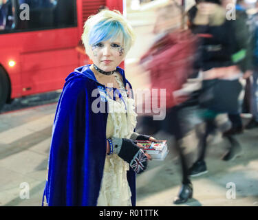 Bahnhof London Bridge, London, UK, 31. Okt 2018. Aktivist und Schriftsteller Madeleina Kay Hände, die Faltblätter rund um London Bridge Station Bewusstsein für Brexit Probleme unter den langen Abend Pendler Masse zu erhöhen. Aktivisten aus anti-Brexit Gruppe' Nr. 10 Mahnwache Protest außerhalb der London Bridge Station mit Plakaten, Bannern und Musik. und Broschüren. Credit: Imageplotter Nachrichten und Sport/Alamy leben Nachrichten Stockfoto