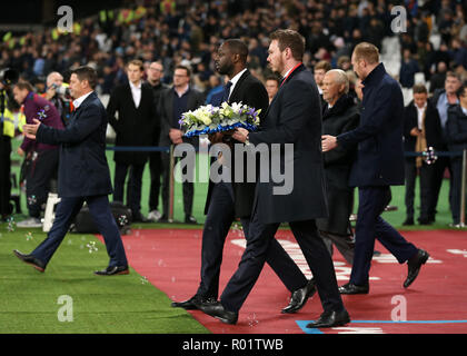Das Stadion in London, London, Großbritannien. 31 Okt, 2018. Carabao Fussball-WM, Achtelfinale, West Ham United gegen Tottenham Hotspur; Gemeinsame Chairman David Gold, begleitet von ehemaligen West Ham United und Leicester City player Tony Cottee und Tottenham Hotspur Kapitän Ledley King Kränze im Namen der Clubs in Erinnerung an diejenigen, die ihr Leben in der Absturz eines Hubschraubers außerhalb der King Power Stadion Credit: Aktion plus Sport/Alamy Leben Nachrichten verloren legen Stockfoto