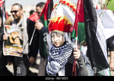 Ramallah, Palästina, West Bank. 2 Mär, 2018. Dame gekleidet wie Native American gesehen an dem Protest gegen die Palästinenser zu der Protest nimmt an den 13. Jahrestag gegen den Bau der Mauer trennt palästinensische Gebiet von Land, das von der israelischen Armee, wo Siedler befinden sich genommen wurde, zu gedenken. Credit: Bruno Thevenin/SOPA Images/ZUMA Draht/Alamy leben Nachrichten Stockfoto