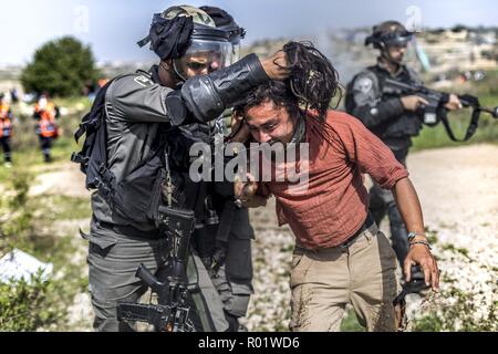 Ramallah, Palästina, West Bank. 2 Mär, 2018. Israelische Grenze Polizisten gesehen der Verhaftung eine internationale Aktivist während des Protestes. Palästinenser zu der Protest nimmt an den 13. Jahrestag gegen den Bau der Mauer trennt palästinensische Gebiet von Land, das von der israelischen Armee, wo Siedler befinden sich genommen wurde, zu gedenken. Credit: Bruno Thevenin/SOPA Images/ZUMA Draht/Alamy leben Nachrichten Stockfoto