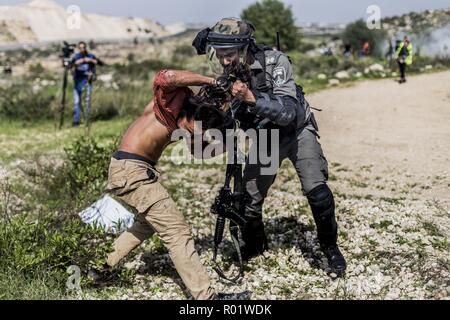 Ramallah, Palästina, West Bank. 2 Mär, 2018. Israelische Grenze Polizisten gesehen der Verhaftung eine internationale Aktivist während des Protestes. Palästinenser zu der Protest nimmt an den 13. Jahrestag gegen den Bau der Mauer trennt palästinensische Gebiet von Land, das von der israelischen Armee, wo Siedler befinden sich genommen wurde, zu gedenken. Credit: Bruno Thevenin/SOPA Images/ZUMA Draht/Alamy leben Nachrichten Stockfoto