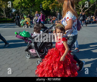 Greenwich Village, New York, USA. 31 Okt, 2018. Hunderte Kinder und Erwachsene in den Washington Square Park in Greenwich Village in New York am Mittwoch, Oktober 31, 2018 März in der 28. jährlichen Kinder Halloween Parade. Die jährlichen Kinder- und familienfreundliche Parade sammelt im Park am Brunnen und Märsche um den Park endet in einer Feier Kunst an der New York University. (© Richard B. Levine) Credit: Richard Levine/Alamy leben Nachrichten Stockfoto