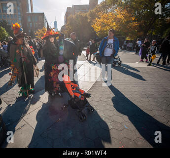 Greenwich Village, New York, USA. 31 Okt, 2018. Hunderte Kinder und Erwachsene in den Washington Square Park in Greenwich Village in New York am Mittwoch, Oktober 31, 2018 März in der 28. jährlichen Kinder Halloween Parade. Die jährlichen Kinder- und familienfreundliche Parade sammelt im Park am Brunnen und Märsche um den Park endet in einer Feier Kunst an der New York University. (Â© Richard B. Levine) Credit: Richard Levine/Alamy leben Nachrichten Stockfoto