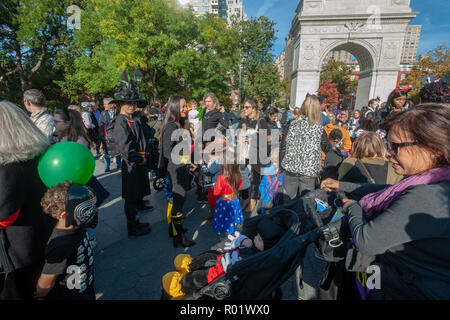 Greenwich Village, New York, USA. 31 Okt, 2018. Hunderte Kinder und Erwachsene in den Washington Square Park in Greenwich Village in New York am Mittwoch, Oktober 31, 2018 März in der 28. jährlichen Kinder Halloween Parade. Die jährlichen Kinder- und familienfreundliche Parade sammelt im Park am Brunnen und Märsche um den Park endet in einer Feier Kunst an der New York University. (Â© Richard B. Levine) Credit: Richard Levine/Alamy leben Nachrichten Stockfoto