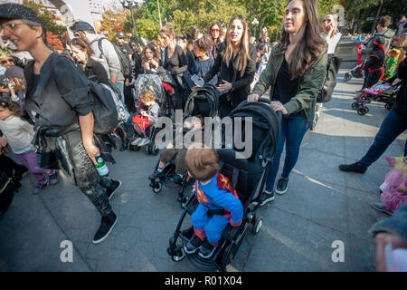 Greenwich Village, New York, USA. 31 Okt, 2018. Hunderte Kinder und Erwachsene in den Washington Square Park in Greenwich Village in New York am Mittwoch, Oktober 31, 2018 März in der 28. jährlichen Kinder Halloween Parade. Die jährlichen Kinder- und familienfreundliche Parade sammelt im Park am Brunnen und Märsche um den Park endet in einer Feier Kunst an der New York University. (Â© Richard B. Levine) Credit: Richard Levine/Alamy leben Nachrichten Stockfoto