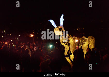 Edinburgh, Schottland. UK. 31. Oktober 2018. Die Samhuinn Fire Festival, Ende Sommer Winter. Zum ersten Mal überhaupt Samhuinn Fire Festival Markierungen der Jahreszeiten an der Oberseite des Calton Hill. Pako Mera/Alamy leben Nachrichten Stockfoto