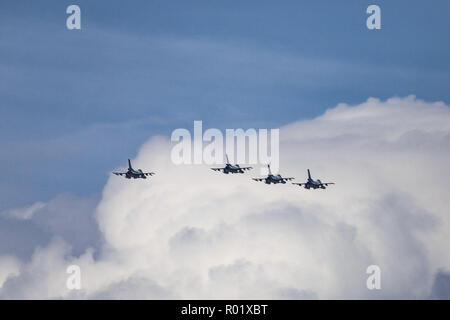 Oktober 28, 2018 - Thessaloniki, Griechenland (GRC, Griechenland - Hellenic Air Force Zeus Demo Team (HAF) F-16C Block 52 im Formationsflug über Thessaloniki während der militärparade. Die ''Oxi Tag'', erinnert an die Ablehnung aus Griechenland der Ultimatum von italienischen Diktator Benito Mussolini im Jahre 1940 gemacht. Credit: Nicolas Economou/SOPA Images/ZUMA Draht/Alamy leben Nachrichten Stockfoto