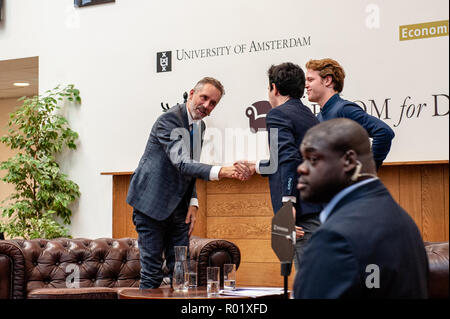 Amsterdam, Niederlande. 31. Okt 2018. Dr. Jordan B Peterson ist ein Professor der Psychologie an der Universität von Toronto, einem Psychologen, einem öffentlichen Lautsprecher und ein Schöpfer von selbst verfassen. Er ist wegen seiner einflussreichsten, aber auch umstrittensten Analysen aus der aktuellen sozialen und politischen Probleme bekannt. Die Einladung der Kanadische Psychologe Jordan Peterson in der UvA-Interview Serie 'Raum für die Diskussion", rief einen wütenden Protestbrief um 85 UvA (Universität Amsterdam), das Personal und die Schüler unterzeichnet. Credit: Romy Arroyo Fernandez/Alamy Leben Nachrichten. Stockfoto