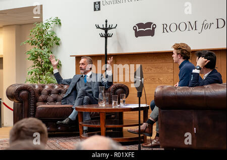 Amsterdam, Niederlande. 31. Okt 2018. Dr. Jordan B Peterson ist ein Professor der Psychologie an der Universität von Toronto, einem Psychologen, einem öffentlichen Lautsprecher und ein Schöpfer von selbst verfassen. Er ist wegen seiner einflussreichsten, aber auch umstrittensten Analysen aus der aktuellen sozialen und politischen Probleme bekannt. Die Einladung der Kanadische Psychologe Jordan Peterson in der UvA-Interview Serie 'Raum für die Diskussion", rief einen wütenden Protestbrief um 85 UvA (Universität Amsterdam), das Personal und die Schüler unterzeichnet. Credit: Romy Arroyo Fernandez/Alamy Leben Nachrichten. Stockfoto