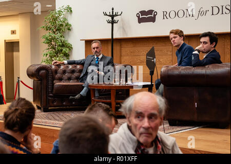 Amsterdam, Niederlande. 31. Okt 2018. Dr. Jordan B Peterson ist ein Professor der Psychologie an der Universität von Toronto, einem Psychologen, einem öffentlichen Lautsprecher und ein Schöpfer von selbst verfassen. Er ist wegen seiner einflussreichsten, aber auch umstrittensten Analysen aus der aktuellen sozialen und politischen Probleme bekannt. Die Einladung der Kanadische Psychologe Jordan Peterson in der UvA-Interview Serie 'Raum für die Diskussion", rief einen wütenden Protestbrief um 85 UvA (Universität Amsterdam), das Personal und die Schüler unterzeichnet. Credit: Romy Arroyo Fernandez/Alamy Leben Nachrichten. Stockfoto