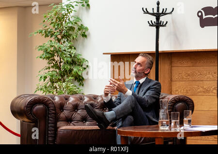 Amsterdam, Niederlande. 31. Okt 2018. Dr. Jordan B Peterson ist ein Professor der Psychologie an der Universität von Toronto, einem Psychologen, einem öffentlichen Lautsprecher und ein Schöpfer von selbst verfassen. Er ist wegen seiner einflussreichsten, aber auch umstrittensten Analysen aus der aktuellen sozialen und politischen Probleme bekannt. Die Einladung der Kanadische Psychologe Jordan Peterson in der UvA-Interview Serie 'Raum für die Diskussion", rief einen wütenden Protestbrief um 85 UvA (Universität Amsterdam), das Personal und die Schüler unterzeichnet. Credit: Romy Arroyo Fernandez/Alamy Leben Nachrichten. Stockfoto