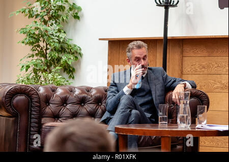 Amsterdam, Niederlande. 31. Okt 2018. Dr. Jordan B Peterson ist ein Professor der Psychologie an der Universität von Toronto, einem Psychologen, einem öffentlichen Lautsprecher und ein Schöpfer von selbst verfassen. Er ist wegen seiner einflussreichsten, aber auch umstrittensten Analysen aus der aktuellen sozialen und politischen Probleme bekannt. Die Einladung der Kanadische Psychologe Jordan Peterson in der UvA-Interview Serie 'Raum für die Diskussion", rief einen wütenden Protestbrief um 85 UvA (Universität Amsterdam), das Personal und die Schüler unterzeichnet. Credit: Romy Arroyo Fernandez/Alamy Leben Nachrichten. Stockfoto