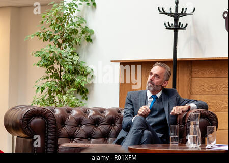 Amsterdam, Niederlande. 31. Okt 2018. Dr. Jordan B Peterson ist ein Professor der Psychologie an der Universität von Toronto, einem Psychologen, einem öffentlichen Lautsprecher und ein Schöpfer von selbst verfassen. Er ist wegen seiner einflussreichsten, aber auch umstrittensten Analysen aus der aktuellen sozialen und politischen Probleme bekannt. Die Einladung der Kanadische Psychologe Jordan Peterson in der UvA-Interview Serie 'Raum für die Diskussion", rief einen wütenden Protestbrief um 85 UvA (Universität Amsterdam), das Personal und die Schüler unterzeichnet. Credit: Romy Arroyo Fernandez/Alamy Leben Nachrichten. Stockfoto