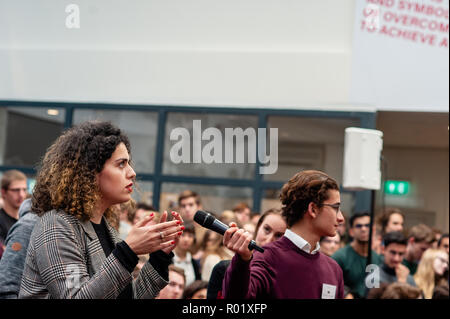 Amsterdam, Niederlande. 31. Okt 2018. Dr. Jordan B Peterson ist ein Professor der Psychologie an der Universität von Toronto, einem Psychologen, einem öffentlichen Lautsprecher und ein Schöpfer von selbst verfassen. Er ist wegen seiner einflussreichsten, aber auch umstrittensten Analysen aus der aktuellen sozialen und politischen Probleme bekannt. Die Einladung der Kanadische Psychologe Jordan Peterson in der UvA-Interview Serie 'Raum für die Diskussion", rief einen wütenden Protestbrief um 85 UvA (Universität Amsterdam), das Personal und die Schüler unterzeichnet. Credit: Romy Arroyo Fernandez/Alamy Leben Nachrichten. Stockfoto