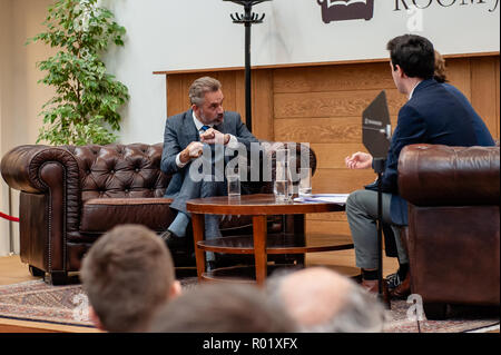 Amsterdam, Niederlande. 31. Okt 2018. Dr. Jordan B Peterson ist ein Professor der Psychologie an der Universität von Toronto, einem Psychologen, einem öffentlichen Lautsprecher und ein Schöpfer von selbst verfassen. Er ist wegen seiner einflussreichsten, aber auch umstrittensten Analysen aus der aktuellen sozialen und politischen Probleme bekannt. Die Einladung der Kanadische Psychologe Jordan Peterson in der UvA-Interview Serie 'Raum für die Diskussion", rief einen wütenden Protestbrief um 85 UvA (Universität Amsterdam), das Personal und die Schüler unterzeichnet. Credit: Romy Arroyo Fernandez/Alamy Leben Nachrichten. Stockfoto