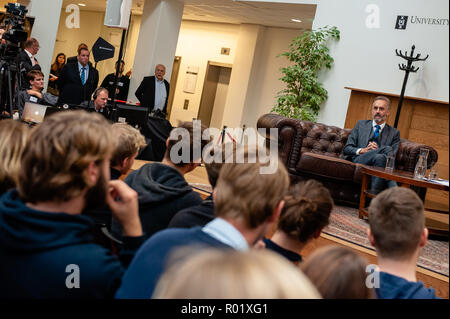 Amsterdam, Niederlande. 31. Okt 2018. Dr. Jordan B Peterson ist ein Professor der Psychologie an der Universität von Toronto, einem Psychologen, einem öffentlichen Lautsprecher und ein Schöpfer von selbst verfassen. Er ist wegen seiner einflussreichsten, aber auch umstrittensten Analysen aus der aktuellen sozialen und politischen Probleme bekannt. Die Einladung der Kanadische Psychologe Jordan Peterson in der UvA-Interview Serie 'Raum für die Diskussion", rief einen wütenden Protestbrief um 85 UvA (Universität Amsterdam), das Personal und die Schüler unterzeichnet. Credit: Romy Arroyo Fernandez/Alamy Leben Nachrichten. Stockfoto