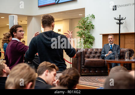 Amsterdam, Niederlande. 31. Okt 2018. Dr. Jordan B Peterson ist ein Professor der Psychologie an der Universität von Toronto, einem Psychologen, einem öffentlichen Lautsprecher und ein Schöpfer von selbst verfassen. Er ist wegen seiner einflussreichsten, aber auch umstrittensten Analysen aus der aktuellen sozialen und politischen Probleme bekannt. Die Einladung der Kanadische Psychologe Jordan Peterson in der UvA-Interview Serie 'Raum für die Diskussion", rief einen wütenden Protestbrief um 85 UvA (Universität Amsterdam), das Personal und die Schüler unterzeichnet. Credit: Romy Arroyo Fernandez/Alamy Leben Nachrichten. Stockfoto