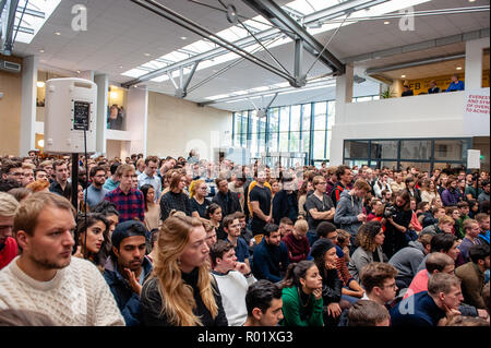Amsterdam, Niederlande. 31. Okt 2018. Dr. Jordan B Peterson ist ein Professor der Psychologie an der Universität von Toronto, einem Psychologen, einem öffentlichen Lautsprecher und ein Schöpfer von selbst verfassen. Er ist wegen seiner einflussreichsten, aber auch umstrittensten Analysen aus der aktuellen sozialen und politischen Probleme bekannt. Die Einladung der Kanadische Psychologe Jordan Peterson in der UvA-Interview Serie 'Raum für die Diskussion", rief einen wütenden Protestbrief um 85 UvA (Universität Amsterdam), das Personal und die Schüler unterzeichnet. Credit: Romy Arroyo Fernandez/Alamy Leben Nachrichten. Stockfoto
