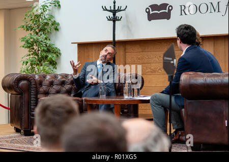 Amsterdam, Niederlande. 31. Okt 2018. Dr. Jordan B Peterson ist ein Professor der Psychologie an der Universität von Toronto, einem Psychologen, einem öffentlichen Lautsprecher und ein Schöpfer von selbst verfassen. Er ist wegen seiner einflussreichsten, aber auch umstrittensten Analysen aus der aktuellen sozialen und politischen Probleme bekannt. Die Einladung der Kanadische Psychologe Jordan Peterson in der UvA-Interview Serie 'Raum für die Diskussion", rief einen wütenden Protestbrief um 85 UvA (Universität Amsterdam), das Personal und die Schüler unterzeichnet. Credit: Romy Arroyo Fernandez/Alamy Leben Nachrichten. Stockfoto