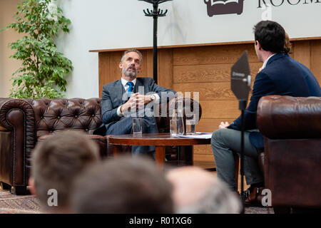 Amsterdam, Niederlande. 31. Okt 2018. Dr. Jordan B Peterson ist ein Professor der Psychologie an der Universität von Toronto, einem Psychologen, einem öffentlichen Lautsprecher und ein Schöpfer von selbst verfassen. Er ist wegen seiner einflussreichsten, aber auch umstrittensten Analysen aus der aktuellen sozialen und politischen Probleme bekannt. Die Einladung der Kanadische Psychologe Jordan Peterson in der UvA-Interview Serie 'Raum für die Diskussion", rief einen wütenden Protestbrief um 85 UvA (Universität Amsterdam), das Personal und die Schüler unterzeichnet. Credit: Romy Arroyo Fernandez/Alamy Leben Nachrichten. Stockfoto