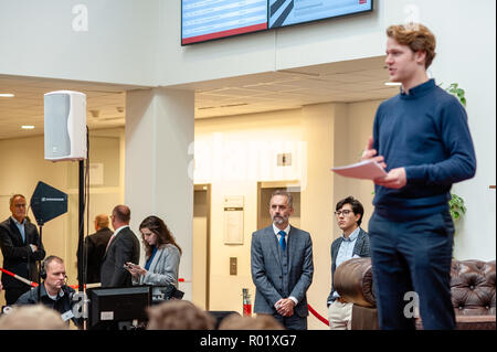 Amsterdam, Niederlande. 31. Okt 2018. Dr. Jordan B Peterson ist ein Professor der Psychologie an der Universität von Toronto, einem Psychologen, einem öffentlichen Lautsprecher und ein Schöpfer von selbst verfassen. Er ist wegen seiner einflussreichsten, aber auch umstrittensten Analysen aus der aktuellen sozialen und politischen Probleme bekannt. Die Einladung der Kanadische Psychologe Jordan Peterson in der UvA-Interview Serie 'Raum für die Diskussion", rief einen wütenden Protestbrief um 85 UvA (Universität Amsterdam), das Personal und die Schüler unterzeichnet. Credit: Romy Arroyo Fernandez/Alamy Leben Nachrichten. Stockfoto