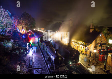 Arley, UK. 31. Oktober, 2018. Gruselige Geschichten, die auf dem Board sind die Severn Valley Railway heute Abend als Halloween ist nach uns. Eine besondere Nacht Service läuft zwischen Treffurt und Arley für diejenigen Seelen, die mutig genug sind, die dunkle Fahrt die lebenden Toten zu Gesicht zu nehmen. Quelle: Lee Hudson/Alamy leben Nachrichten Stockfoto