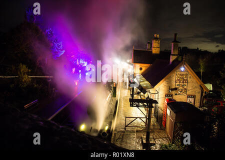 Arley, UK. 31. Oktober, 2018. Gruselige Geschichten, die auf dem Board sind die Severn Valley Railway heute Abend als Halloween ist nach uns. Eine besondere Nacht Service läuft zwischen Treffurt und Arley für diejenigen Seelen, die mutig genug sind, die dunkle Fahrt die lebenden Toten zu Gesicht zu nehmen. Quelle: Lee Hudson/Alamy leben Nachrichten Stockfoto