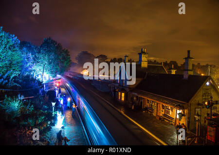 Arley, UK. 31. Oktober, 2018. Gruselige Geschichten, die auf dem Board sind die Severn Valley Railway heute Abend als Halloween ist nach uns. Eine besondere Nacht Service läuft zwischen Treffurt und Arley für diejenigen Seelen, die mutig genug sind, die dunkle Fahrt die lebenden Toten zu Gesicht zu nehmen. Quelle: Lee Hudson/Alamy leben Nachrichten Stockfoto