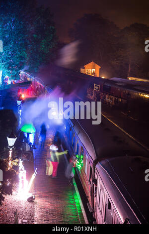 Arley, UK. 31. Oktober, 2018. Gruselige Geschichten, die auf dem Board sind die Severn Valley Railway heute Abend als Halloween ist nach uns. Eine besondere Nacht Service läuft zwischen Treffurt und Arley für diejenigen Seelen, die mutig genug sind, die dunkle Fahrt die lebenden Toten zu Gesicht zu nehmen. Quelle: Lee Hudson/Alamy leben Nachrichten Stockfoto