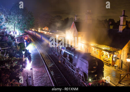 Arley, UK. 31. Oktober, 2018. Gruselige Geschichten, die auf dem Board sind die Severn Valley Railway heute Abend als Halloween ist nach uns. Eine besondere Nacht Service läuft zwischen Treffurt und Arley für diejenigen Seelen, die mutig genug sind, die dunkle Fahrt die lebenden Toten zu Gesicht zu nehmen. Quelle: Lee Hudson/Alamy leben Nachrichten Stockfoto