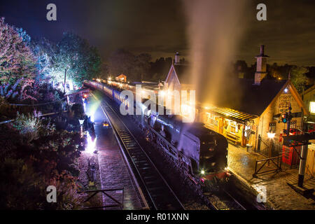 Arley, UK. 31. Oktober, 2018. Gruselige Geschichten, die auf dem Board sind die Severn Valley Railway heute Abend als Halloween ist nach uns. Eine besondere Nacht Service läuft zwischen Treffurt und Arley für diejenigen Seelen, die mutig genug sind, die dunkle Fahrt die lebenden Toten zu Gesicht zu nehmen. Quelle: Lee Hudson/Alamy leben Nachrichten Stockfoto