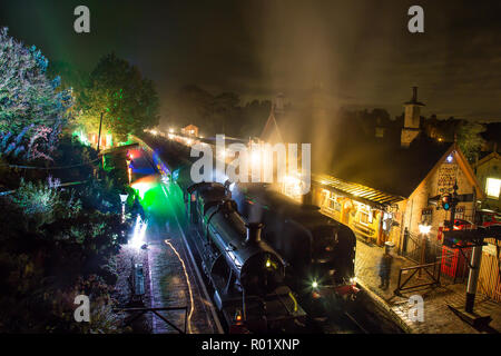 Arley, UK. 31. Oktober, 2018. Gruselige Geschichten, die auf dem Board sind die Severn Valley Railway heute Abend als Halloween ist nach uns. Eine besondere Nacht Service läuft zwischen Treffurt und Arley für diejenigen Seelen, die mutig genug sind, die dunkle Fahrt die lebenden Toten zu Gesicht zu nehmen. Quelle: Lee Hudson/Alamy leben Nachrichten Stockfoto