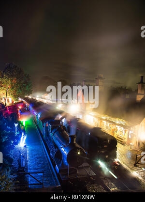 Arley, UK. 31. Oktober, 2018. Gruselige Geschichten, die auf dem Board sind die Severn Valley Railway heute Abend als Halloween ist nach uns. Eine besondere Nacht Service läuft zwischen Treffurt und Arley für diejenigen Seelen, die mutig genug sind, die dunkle Fahrt die lebenden Toten zu Gesicht zu nehmen. Quelle: Lee Hudson/Alamy leben Nachrichten Stockfoto