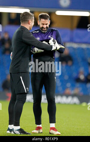 Scott Carson von Derby County Aktien ein Witz mit Torwart-trainer Shay während der efl Carabao Cup Runde 16 Spiel zwischen Chelsea und Derby County an der Stamford Bridge, London, England am 31. Oktober 2018 gegeben. Foto von Carlton Myrie. Nur die redaktionelle Nutzung, eine Lizenz für die gewerbliche Nutzung erforderlich. Keine Verwendung in Wetten, Spiele oder einer einzelnen Verein/Liga/player Publikationen. Stockfoto