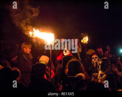 Calton Hill, Edinburgh, Schottland, Vereinigtes Königreich. 31 Okt, 2018. Festival: Samhuinn samhuinn Feuer Feuer Festival setzt an seinem größten Produktion überhaupt mit fast 400 Künstler das keltische Neujahr mit einem riesigen feurige Show, zum ersten Mal im Zentrum des Calton Hill zu feiern. Massen bis nahe an die Ausführenden in einem immersiven Schlacht zwischen Winter und Sommer auf Halloween Nacht Stockfoto