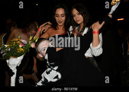 London, Großbritannien. 31 Okt, 2018. Nachtschwärmer Kleider bis in Halloween Kostüm für eine Nacht im Westend für die Halloween Party am 31. Oktober 2018, London, UK. Bild Capital/Alamy leben Nachrichten Stockfoto