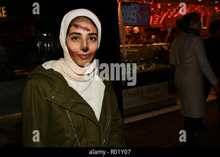 London, Großbritannien. 31 Okt, 2018. Eine Dame trägt Hijab mit Halloween Kinderschminken eine Nacht im Westend am 31. Oktober 2018, London, UK. Bild Capital/Alamy leben Nachrichten Stockfoto