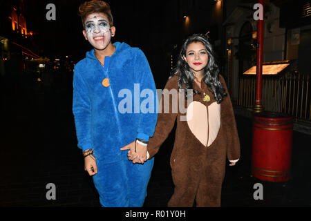 London, Großbritannien. 31 Okt, 2018. Nachtschwärmer Kleider bis in Halloween Kostüm für eine Nacht im Westend für die Halloween Party am 31. Oktober 2018, London, UK. Bild Capital/Alamy leben Nachrichten Stockfoto