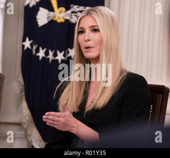 Washington, Vereinigte Staaten von Amerika. 31 Okt, 2018. Präsidentenberater Ivanka Trump beteiligt sich an der "Unsere Zusage zu Veranstaltung im Weißen Haus in Washington, DC, 31. Oktober 2018 die amerikanischen Arbeiter. Quelle: Chris Kleponis/Pool über CNP | Verwendung der weltweiten Kredit: dpa/Alamy leben Nachrichten Stockfoto