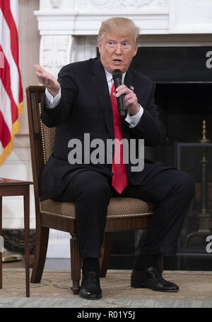 Washington, District of Columbia, USA. 31 Okt, 2018. Präsidenten der Vereinigten Staaten Donald J. Trumpf besucht die unser Versprechen an Amerikas Arbeiter Veranstaltung im Weißen Haus in Washington, DC, 31. Oktober 2018. Quelle: Chris Kleponis/Pool über CNP Credit: Chris Kleponis/CNP/ZUMA Draht/Alamy leben Nachrichten Stockfoto