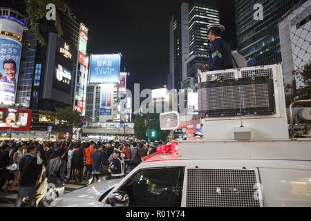 Tokio, Japan. 31 Okt, 2018. Tokyo Metropolitan Polizei zurückhält Fußgänger Zugang während der Halloween Feiern im berühmten Shibuya jagt Kreuzung in Tokio. Menschen versammeln sich Halloween jedes Jahr in Shibuya's berühmten Scramble Crossing und Roppongi Gegend zu feiern. Polizeiliche Präsenz Controlling für Fußgänger das Risiko von Verkehrsunfällen und andere Vorkommnisse zu vermeiden. Credit: Rodrigo Reyes Marin/ZUMA Draht/Alamy leben Nachrichten Stockfoto