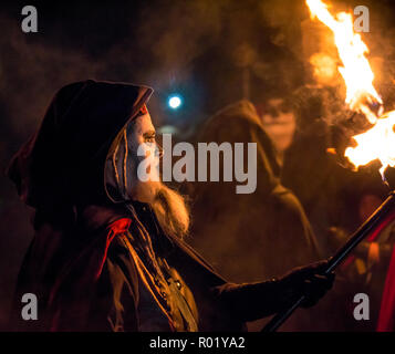 Calton Hill, Edinburgh, Schottland, Vereinigtes Königreich. 31 Okt, 2018. Festival: Samhuinn samhuinn Feuer Feuer Festival setzt an seinem größten Produktion überhaupt mit fast 400 Künstler das keltische Neujahr mit einem riesigen feurige Show, zum ersten Mal im Zentrum des Calton Hill zu feiern. Massen bis nahe an die Ausführenden in einem immersiven Schlacht zwischen Winter und Sommer auf Halloween Nacht Stockfoto